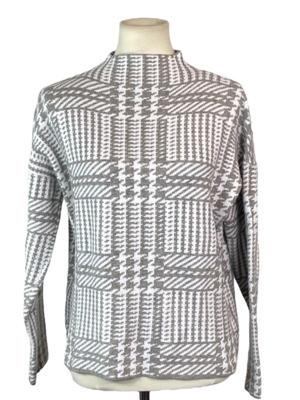 Max Studio Light Gray & White Houndstooth Knit Top
